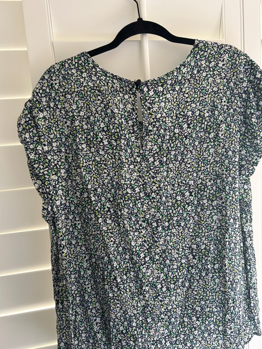 Anne Carson Navy Floral Short Sleeve Blouse with Green and White Accents - Picture 4 of 4